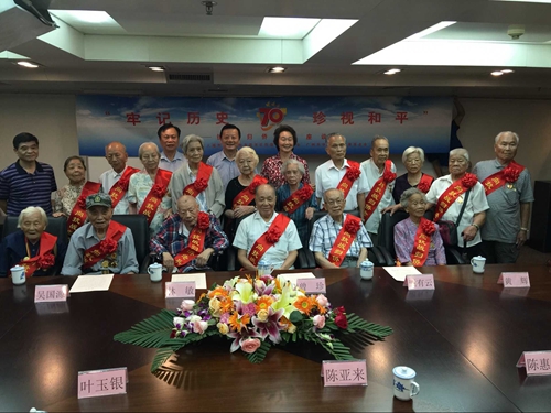 抗战归侨老兵合影