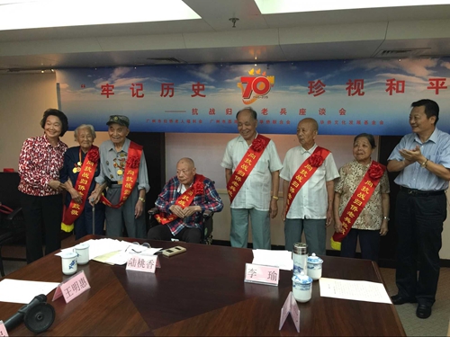 给归侨老兵佩戴绶带