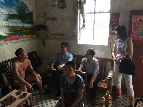 走访赤坎镇困难户。
