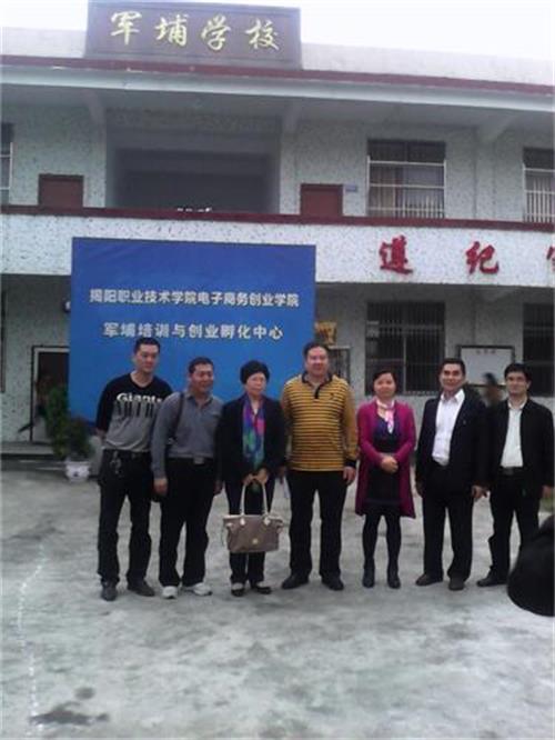 上图中曾晓兵，左三郭苏丹，左五蔡础灵