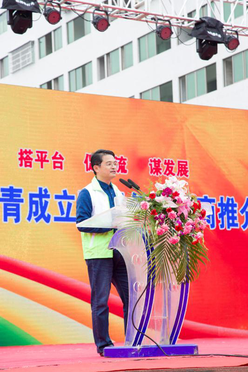 侨青会会长杨春光作总结发言