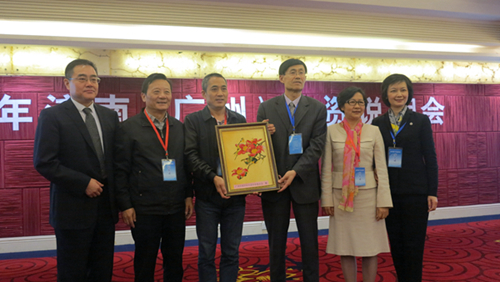 南沙区侨联向济南市侨联赠送纪念品。左起：济南市招商促进局副局长张军、广州市侨联主席李瑜、南沙区侨联主席张别佳、济南市侨联主席吴玉明、广州市侨联副主席梁瑞冰、济南市侨联副主席米文芃。