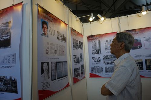 归侨代表认真观看展览