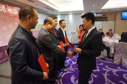 广东省侨联副主席、市侨联主席余志勇向市侨联顾问颁发顾问聘书。