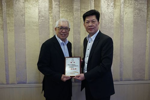余志勇主席向林中翘名誉主席致送市侨联名誉主席聘书。