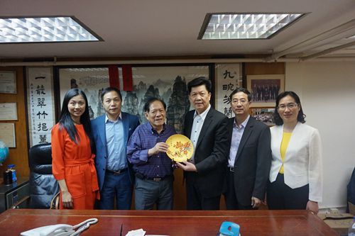 余志勇主席向苏计成名誉主席致送纪念品。