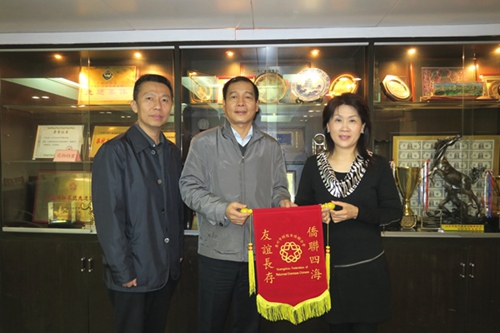接待李丽华会长
