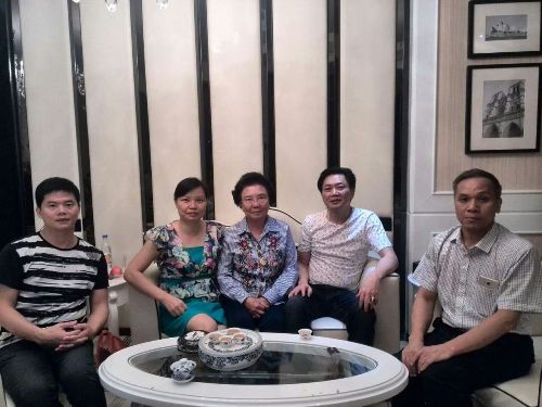上图正中：杨婵珠女士；右一：袁奕江主席。