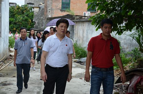 曹边村书记梁志国向大家介绍社区概况。