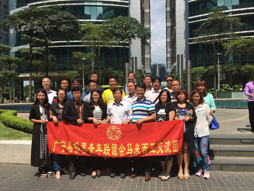 广宁县侨青会交流团与江柏林先生合影。