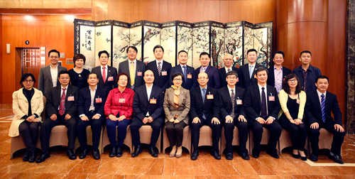 广州市侨联领导与海外华侨代表合影 