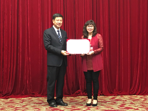 市人大常委会陈建华主任为新西兰广东同乡会会长阮黎少芬颁发证书 