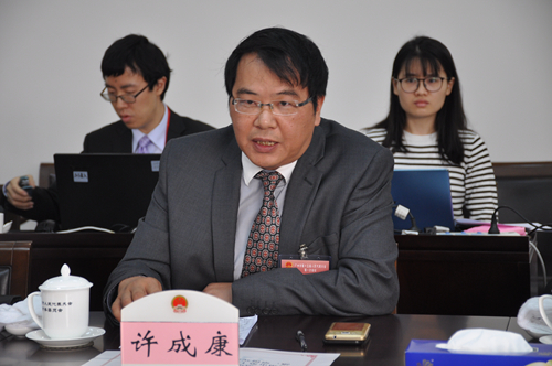 澳大利亚广州商会会长许成康在发言 