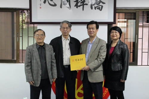 开平市侨联向佛山市开平侨属海外联谊会赠送《爱国侨领司徒美堂》一书。