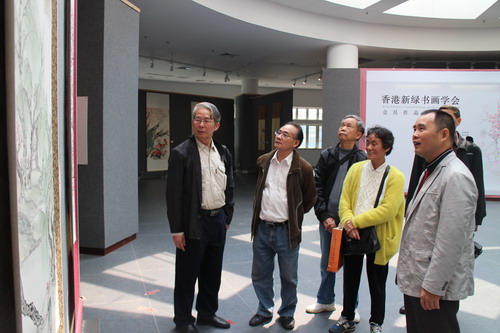关保权会长带佛山市老干部书画家协会成员到谭逢敬艺术馆协商筹划举办画展，开平市文联主席冯永胜积极协助工作。