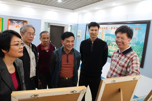 采风小组到吴汉良理工学校荣誉室了解学校历史及获奖情况.