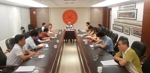 中：揭阳市侨联主席吴建生