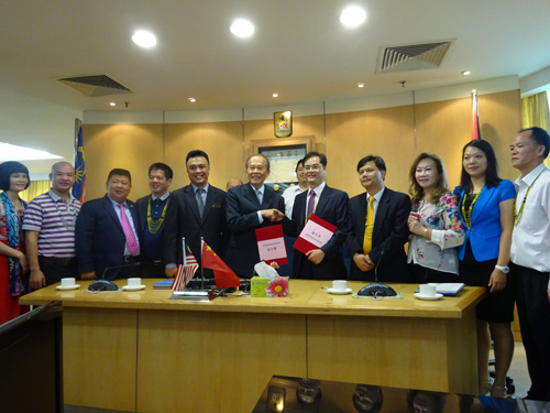 广宁县政府县长黄靖与诗巫市市长张泰卿签订两地合作交流备忘录