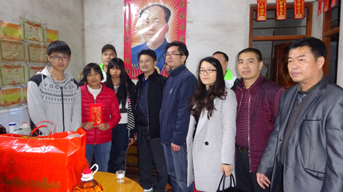 侨青会会长杨春光（左4）、侨联主席沈福强（左5）、侨联副主席陈剑勤（左6）在慰问中鼓励学子勤奋读书，用知识改变贫困面貌