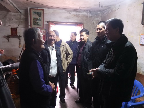慰问组将温暖送到归侨手中。