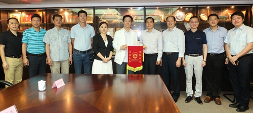 卢启明副主席（右五）与来访团嘉宾合影