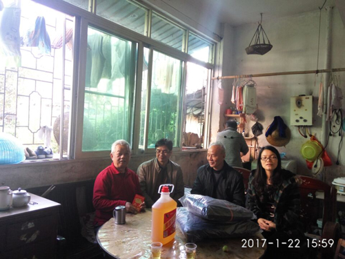 沈福强主席（左2）、陈剑勤副主席（右1）与老归侨陈永发（左1）亲切交谈。