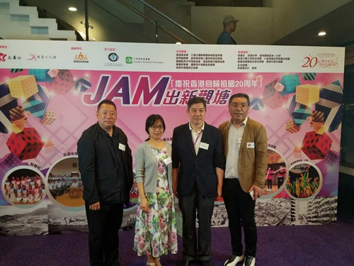 吴少姬副主席与香港文善社主席何荣添博士，名誉会長陈栢平先生，广州市侨联常委、香港文善社会长张启明先生在音乐会前合影