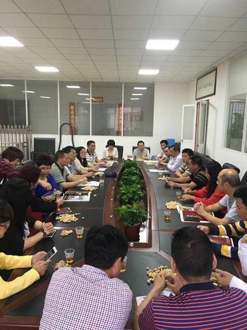 交流团拜访门业协会，学习经验
