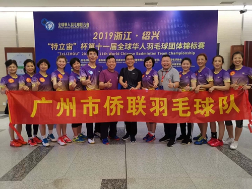 卢启明副主席（右七）与参赛队员合影