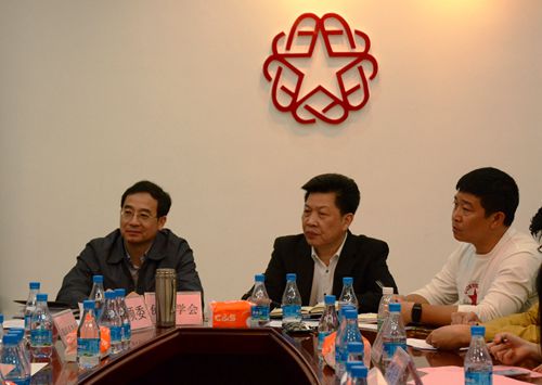 余主席认真倾听各直属团体的工作汇报和意见建议。