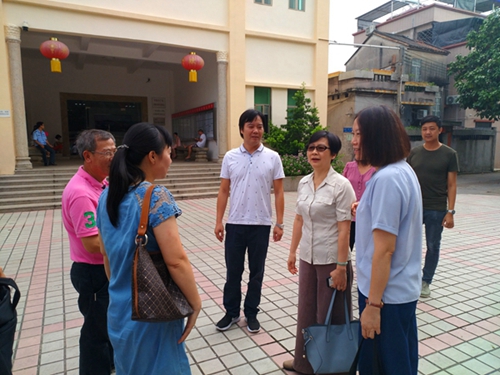 梁瑞冰主席与区侨联、镇政府、岳溪村领导干部交流