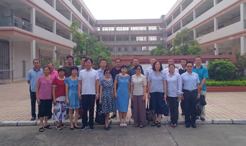 梁瑞冰主席一行与何澄溪小学校长、教师合影