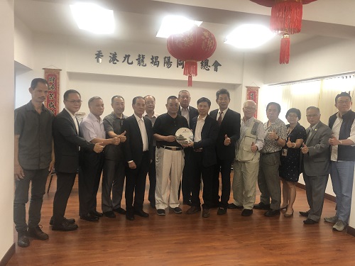 前排左起1、香港九龙同乡会永远会长王昌耀，2、王锡廷，3、邓荣贤，4、黄祥汉