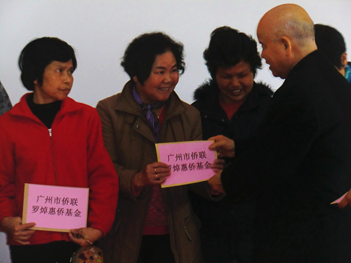 罗焯先生向受资助对象发放惠侨基金
