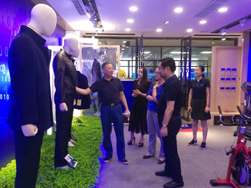 参观产品展厅