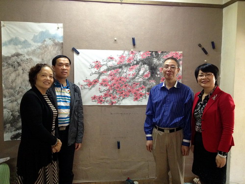 开平市侨青会会员黄若初先生在家中作画。