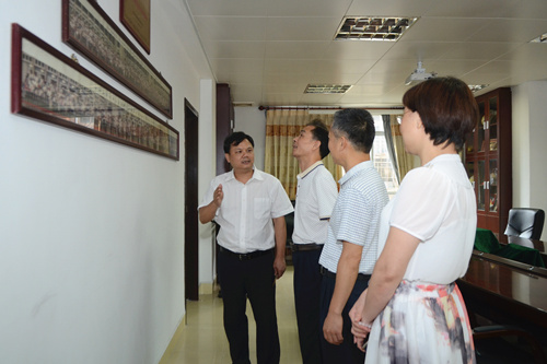 市侨联主席黄志坚（左一）向市地方志办主任洪志勇（左二）等介绍侨联基本情况