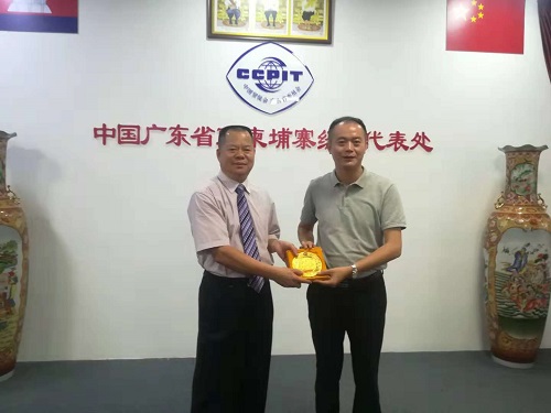 左起陈妙龙、广东商会常务副会长林少杰