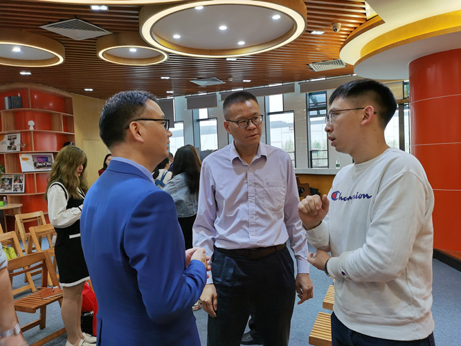 参加培训留学生与培训导师交流企业管理问题_副本.jpg