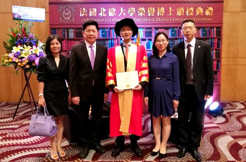 广东省侨联副主席、中山市侨联主席余志勇（右二）、中山市侨联副调研员郑雪英（左二）等到颁奖现场祝贺并与阮建昆先生（中）合影留念。