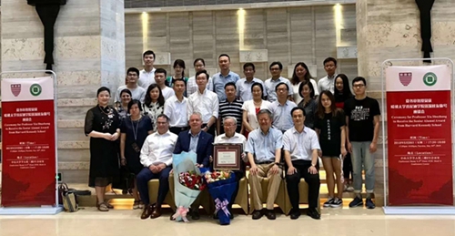 参加夏书章教授颁授哈佛大学资深校友荣誉奖纪念典礼的嘉宾代表合影。