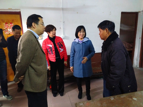 吴少姬慰问困难侨胞卢福湖 