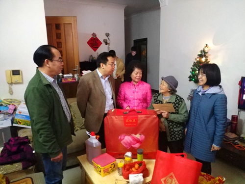 吴少姬慰问困难侨胞谢玉珍 