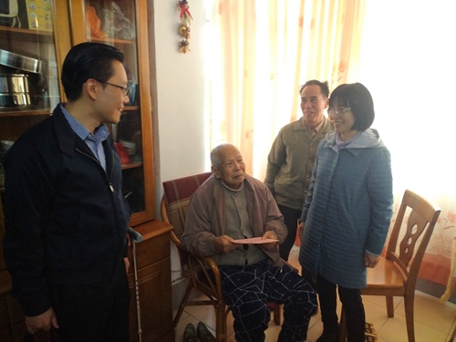 吴少姬慰问困难侨胞颜金来