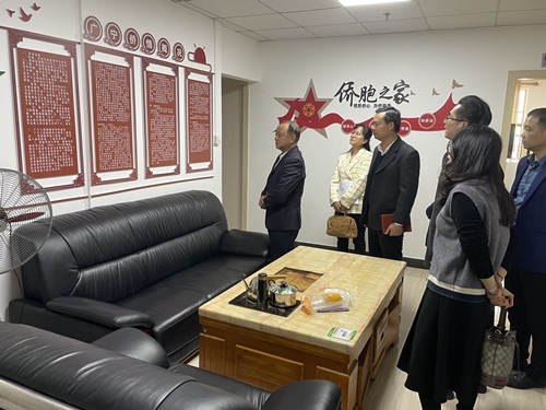察看广宁县“侨胞之家”_副本.jpg