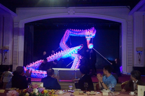 晚会上的舞龙表演。