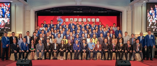 嘉宾和澳门罗梁体育总会全体理监事合影。