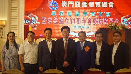 省侨联副主席、市侨联主席余志勇，市侨联副调研员郑雪英与市侨联顾问、澳门罗梁体育体育总会会长冯小龙等合影。