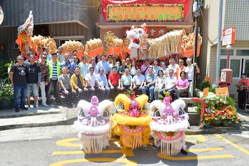 嘉宾和澳门九澳村民互助会成员在会址前合影。