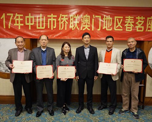 阮建昆副主席颁发顾问聘书。